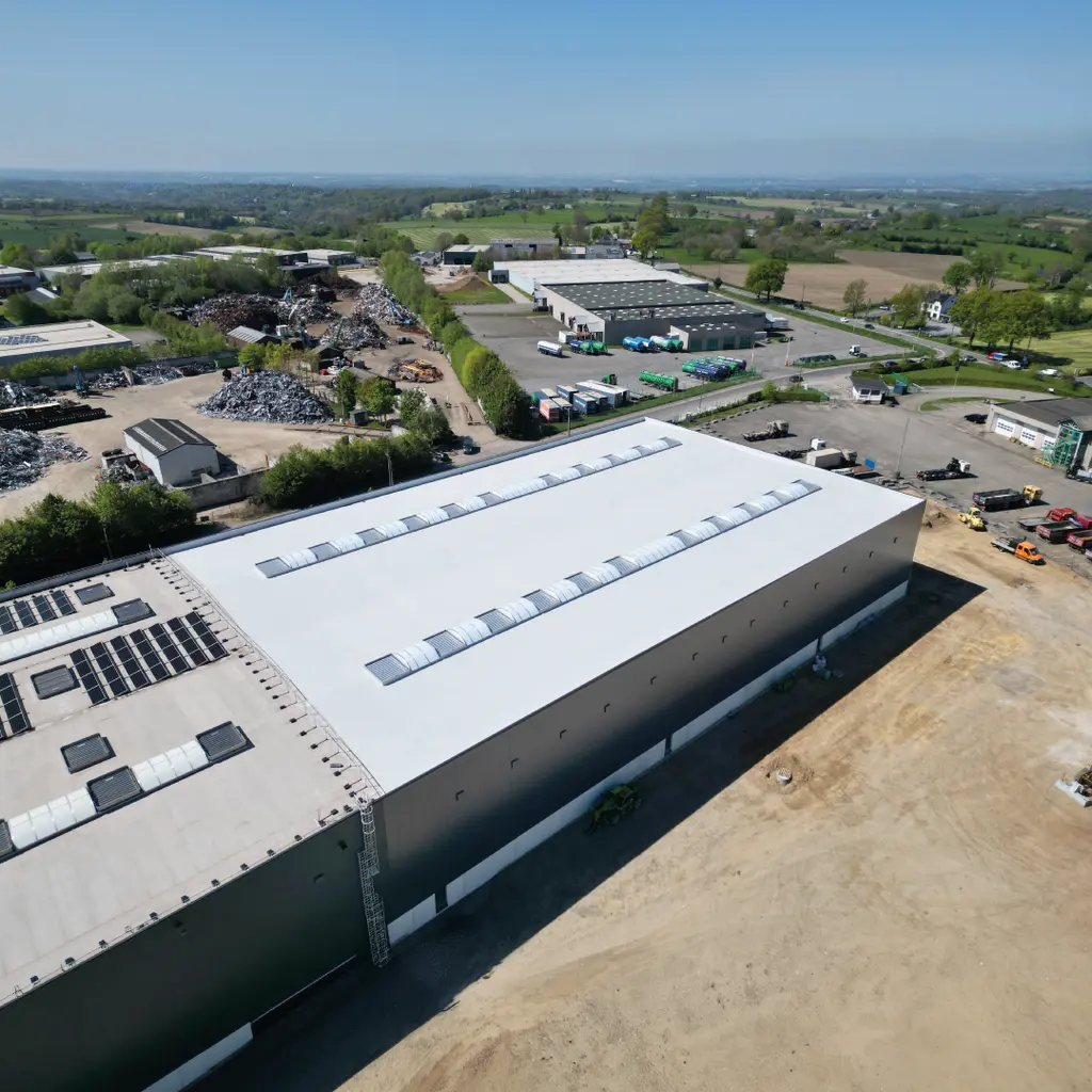 Toiture plate industrielle neuve — chantier Eiffage Ans