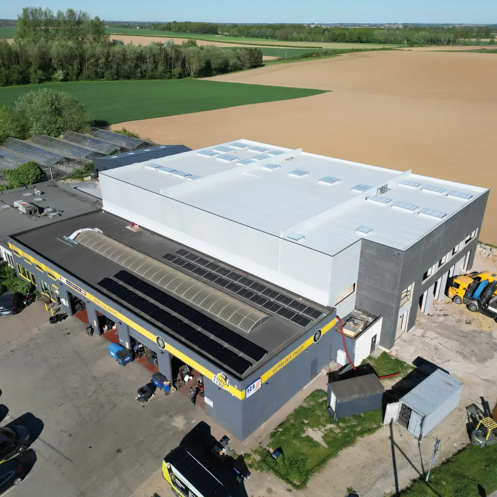 Toiture plate industrielle neuve — chantier Eiffage Ans