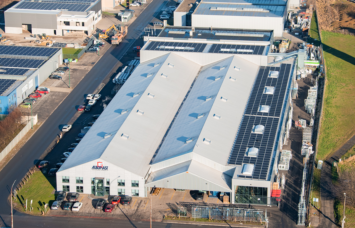 Alboplast Milmort rénovation toiture industrielle avant panneaux photovoltaïques