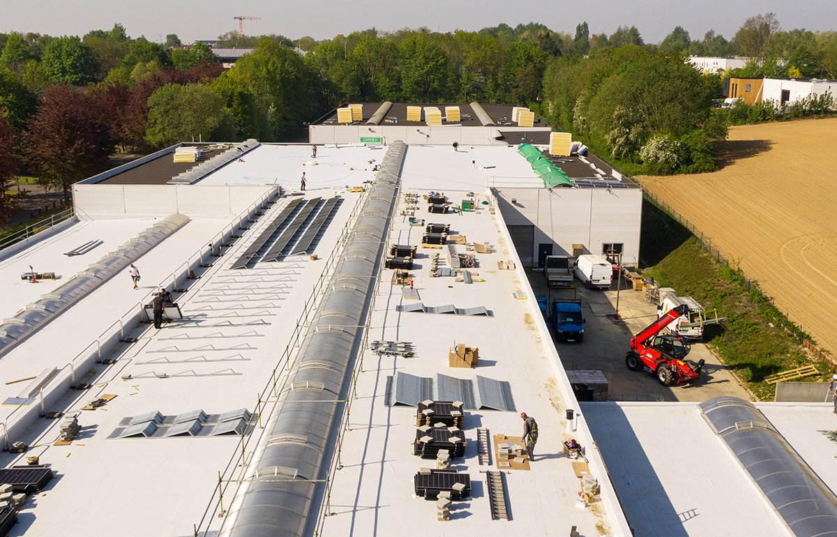 Alpha Innovation Louvain-La-Neuve rénovation toiture industrielle avant panneaux photovoltaïques