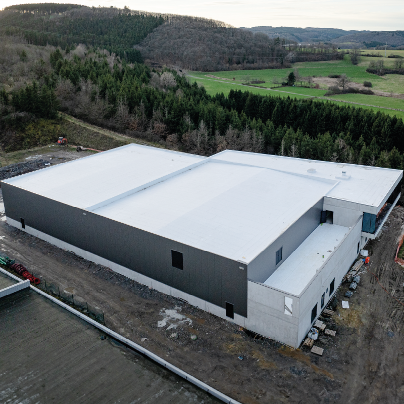 Isolatie en waterdicht maken van het dak van het gebouw Astel Medica S.A. Luxembourg in Wiltz