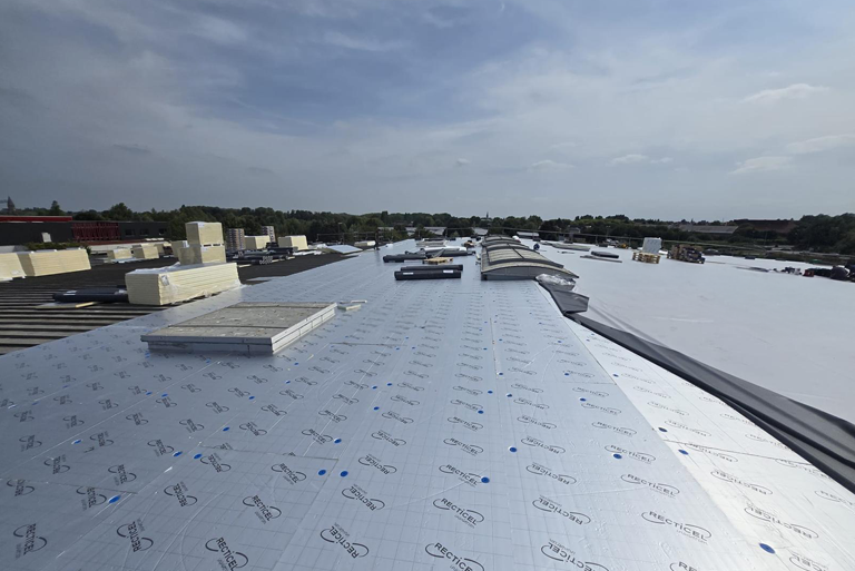 Een Performant Dak om de Koolstofvoetafdruk van uw Industriële Gebouwen te Verminderen