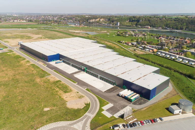 Immobilier industriel : pourquoi la toiture devient un actif stratégique majeur pour les centres logistiques et les bâtiments industriels