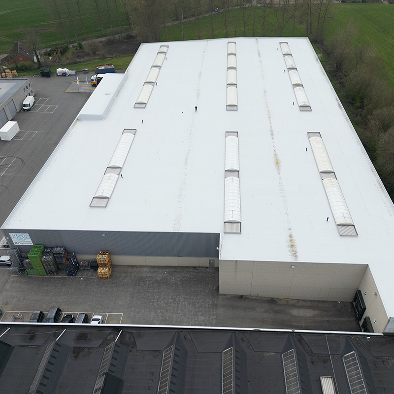 RÉNOVATION DE LA TOITURE DU BÂTIMENT NSG Pilkington Automotives Belgium NV à Temse en Prévision de l’installation de panneaux photovoltaïques
