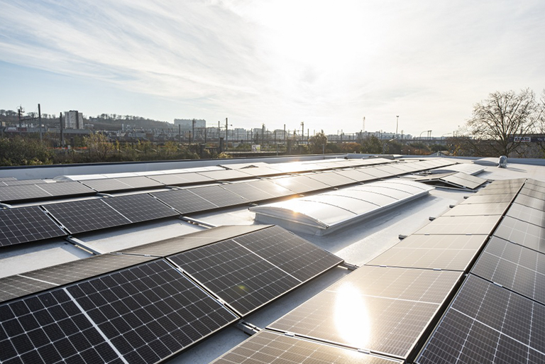 Het analyseren van de staat van uw industrieel dak voordat u de fotovoltaïsche panelen plaatst... uiteraard!